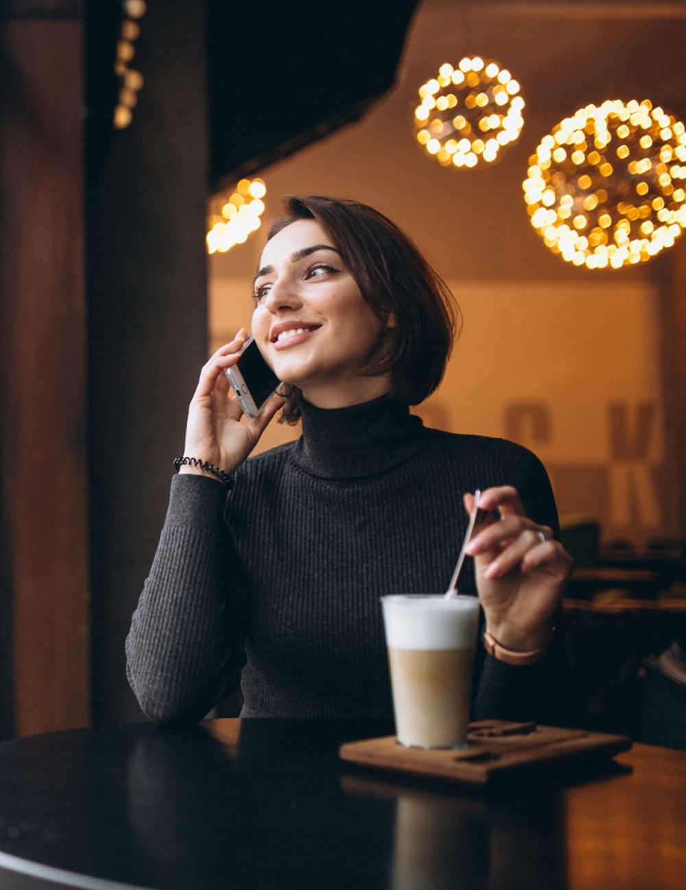personne au telephone dans un cafe