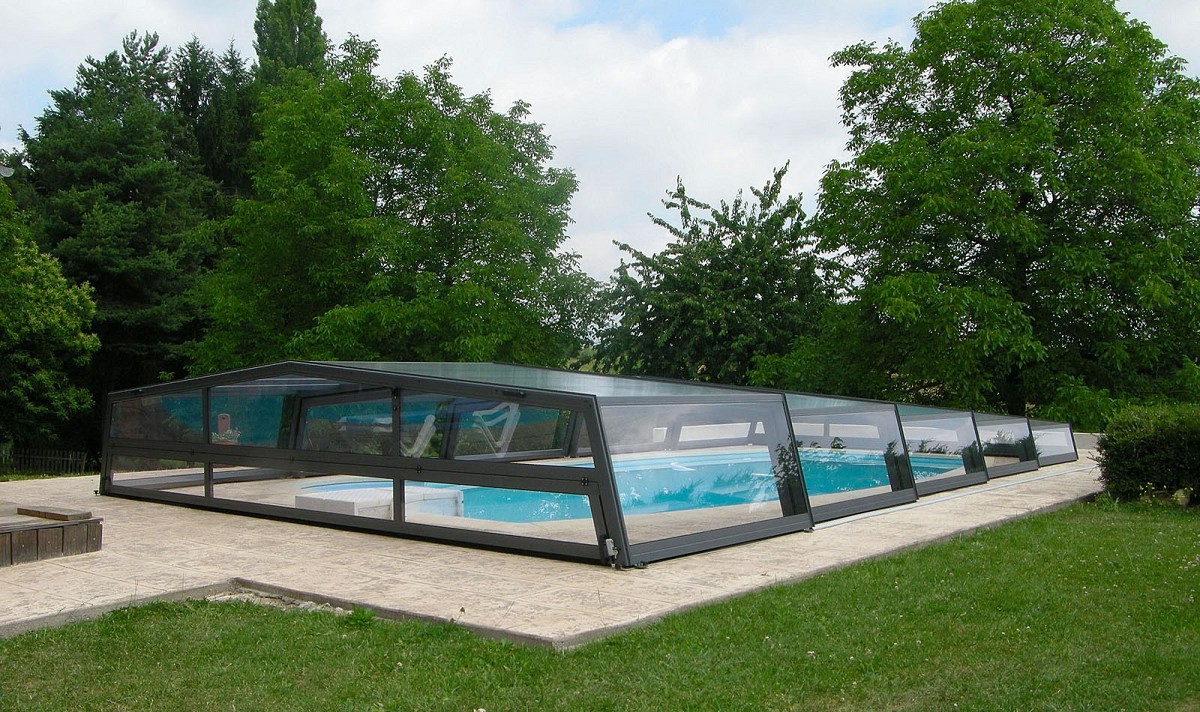 https://www.jlc-varianse.fr/app/uploads/2026/05/abris-piscine-bas-coulissant.jpg