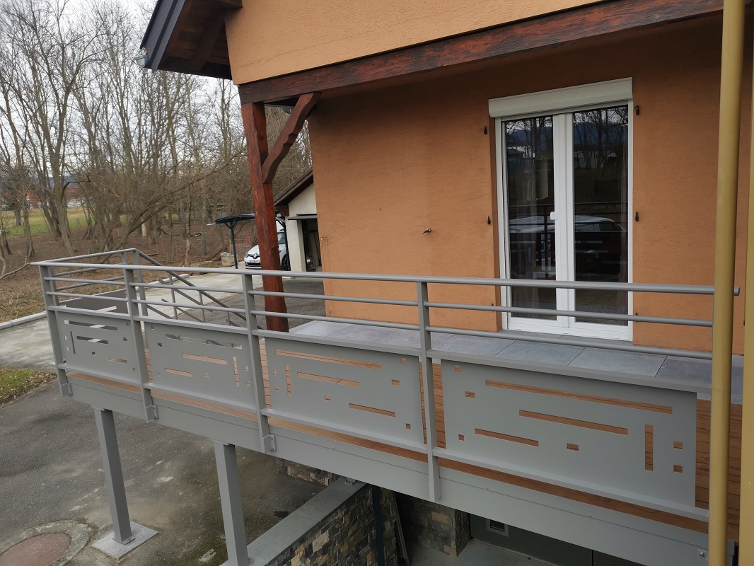 terrasse et garde-corps en aluminium